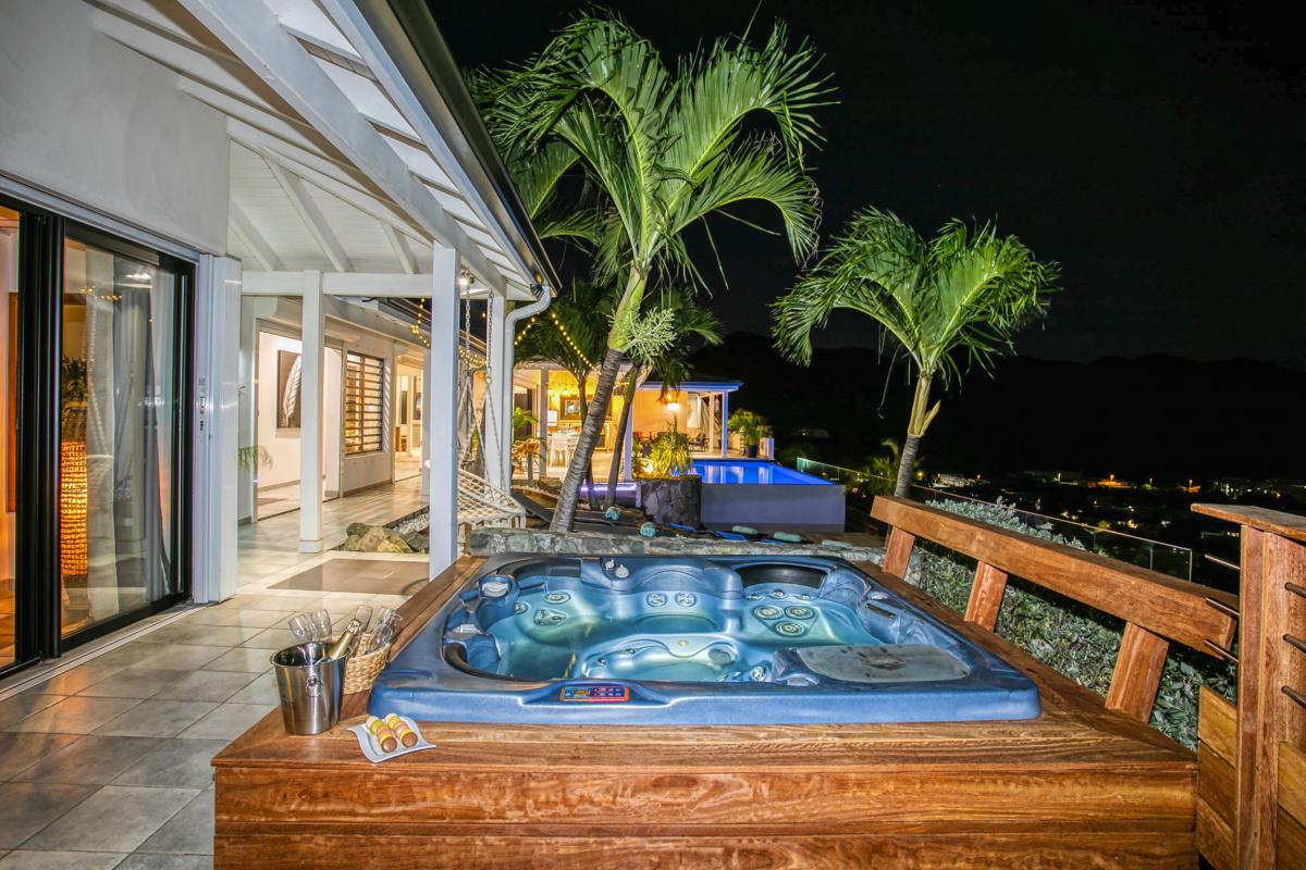 A louer villa vue mer Mont Vernont Saint Martin_ Jacuzzi Nuit - 31